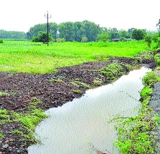 The loss of the road due to the loss of the farmers | रस्ता खचल्याने शेतकऱ्यांचे नुकसान