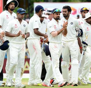 At the end of the third day India will take a 215-run lead | तिस-या दिवसाअखेर भारत भक्कम स्थितीत, 215 धावांची आघाडी