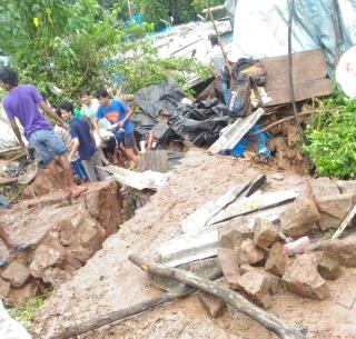 VIDEO - A wall collapsed in Mulund, killing one and killing 11 | VIDEO- मुलुंडमध्ये भिंत कोसळून १ ठार तर ११ जखमी