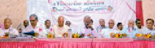 Pensions should be organized jointly by the pensioners | निवृत्तीधारकांनी संघटितपणे न्यायासाठी लढा द्यावा Pensions should be organized jointly by the pensioners | निवृत्तीधारकांनी संघटितपणे न्यायासाठी लढा द्यावा
