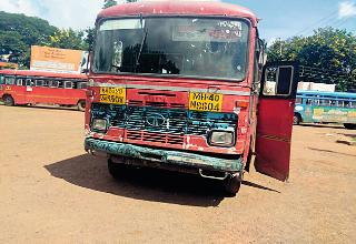 24 live buses from Gadchiroli start without permission | गडचिरोलीतून विनावाहक २४ थेट बसफेऱ्या सुरू