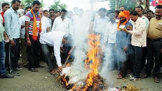 The market closed with a protest against the terrorist attacks | दहशतवादी हल्ल्याच्या निषेधार्थ बाजार बंद