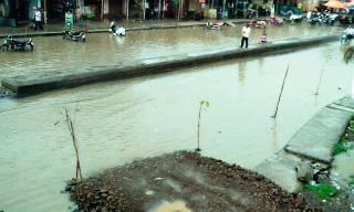 The new road is removed by rain | पावसाने काढले नव्या रस्त्याचे वाभाडे The new road is removed by rain | पावसाने काढले नव्या रस्त्याचे वाभाडे