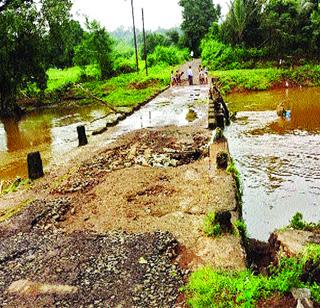 NagalTane - Jambosheth fell in the stomach of the bridges | नागोठणे - जांबोशीत पुलाच्या भरावाला पडले भगदाड