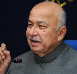 Center's foreign policy is wrong - Sushilkumar Shinde | केंद्राचे परराष्ट्र धोरण चुकीचे- सुशीलकुमार शिंदे