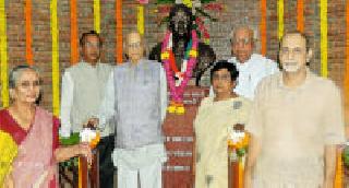 Politicians, people who teach value of social work | राजकारण, समाजकारणातील मूल्य शिकविणारा लोकनेता Politicians, people who teach value of social work | राजकारण, समाजकारणातील मूल्य शिकविणारा लोकनेता