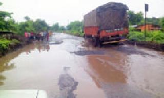 The pits on the highway were lifted | हायवेवरील खड्डे उठले जीवावर The pits on the highway were lifted | हायवेवरील खड्डे उठले जीवावर