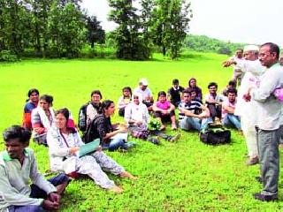 Lessons learned from forests in tribal areas | आदिवासी भागातील जंगलात गिरविले वनौषधींचे धडे Lessons learned from forests in tribal areas | आदिवासी भागातील जंगलात गिरविले वनौषधींचे धडे