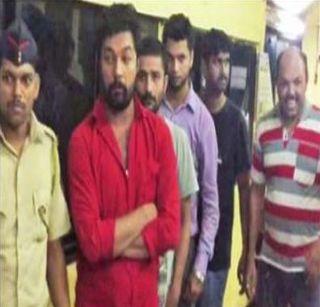 Five people were arrested for not paying taxis, and five arrested | टॅक्सी भाडं न देण्यासाठी स्वत:ला भासवले दहशतवादी, पाच जणांना अटक Five people were arrested for not paying taxis, and five arrested | टॅक्सी भाडं न देण्यासाठी स्वत:ला भासवले दहशतवादी, पाच जणांना अटक