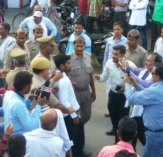 VIDEO - Falco boot towards Rahul Gandhi during 'Roadshow' | VIDEO - 'रोड शो' दरम्यान राहुल गांधी यांच्या दिशेने फेकला बूट