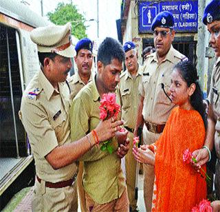 Monica's initiative to prevent a railway accident | रेल्वे अपघात रोखण्यास मोनिकाचा पुढाकार