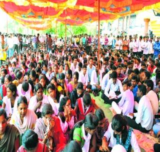 Tribal students started hunger strike | आदिवासी विद्यार्थ्यांनी सुरू केले बेमुदत उपोषण