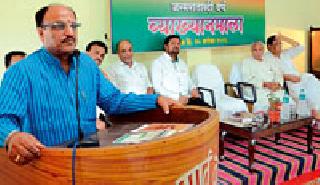 Pt Upadhyay donated the donation of 'Man Ekantvada' | पं. उपाध्याय यांनी दिली ‘मानव एकात्मवादा’ची देणगी Pt Upadhyay donated the donation of 'Man Ekantvada' | पं. उपाध्याय यांनी दिली ‘मानव एकात्मवादा’ची देणगी