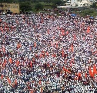 Stop the road from the Maratha community in Majalgaon | माजलगावात मराठा समाजाच्या वतीने रास्ता रोको