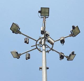 The light of the highway light on the streets of Mumbai | मुंबईच्या रस्त्यांवर हायमास्ट दिव्यांचा प्रकाश