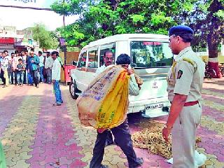 'That' while greeting the guest, all passionate | ‘त्या’ पाहुण्याला निरोप देताना सारेच भावुक