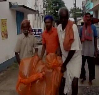 Due to lack of ambulance, a lot of plastic bags were taken out | रुग्णवाहिका नसल्याने चक्क प्लास्टिक पिशवीतून नेला मृतदेह