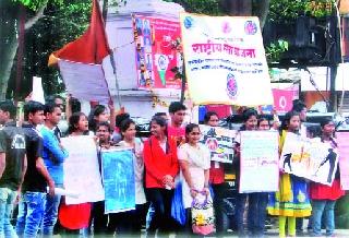 Signature campaign of students for road safety | रस्ता सुरक्षेसाठी विद्यार्थ्यांची स्वाक्षरी मोहीम