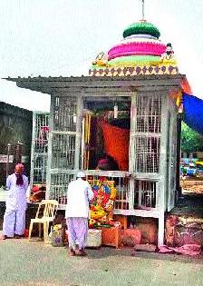 Rangarangoti temple for Navratri festival | नवरात्रोत्सवासाठी मंदिरांना रंगरंगोटी Rangarangoti temple for Navratri festival | नवरात्रोत्सवासाठी मंदिरांना रंगरंगोटी
