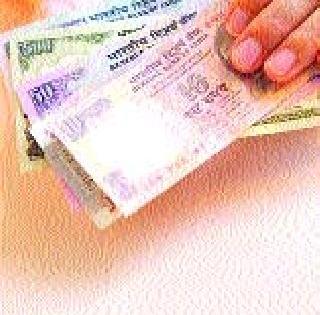 Bottle of paper below five hundred! | पाचशेच्या नोटेखाली वहीचे कागद! Bottle of paper below five hundred! | पाचशेच्या नोटेखाली वहीचे कागद!
