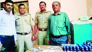 Malegae dog shoots, stolen brats selling medicines | मालेगावी कुत्ता गोळी, औषधे विकणाऱ्या तडीपार गुंडाला अटक Malegae dog shoots, stolen brats selling medicines | मालेगावी कुत्ता गोळी, औषधे विकणाऱ्या तडीपार गुंडाला अटक
