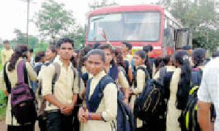 Stop the students' way at Belati | बेलाटी येथे विद्यार्थ्यांचा रास्ता रोको