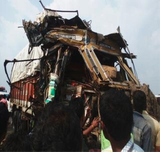 Two trucks hit; One killed, six injured | दोन ट्रकची धडक; एक ठार, सहा जखमी