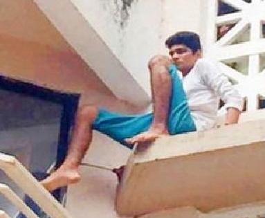 The young sword took on the building to take revenge for the mother's insult | आईच्या अपमानाचा बदला घेण्यासाठी तरुण तलवार घेऊन इमारतीवर चढला