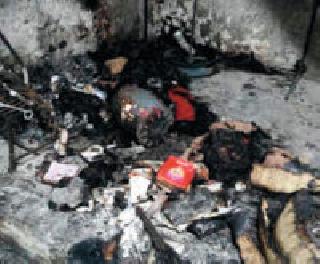 The blaze shop blazes fire | आगीत फळाचे दुकान खाक The blaze shop blazes fire | आगीत फळाचे दुकान खाक