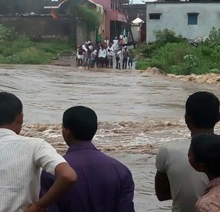 Massive rain in Marathwada, flood to Maniyad river (photo story) | मराठवाडयात मुसळधार पाऊस, मन्याड नदीला पूर ( फोटो स्टोरी)