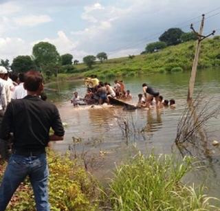 In Madhya Pradesh, the bus fell into river, 9 to 10 people died | मध्यप्रदेशमध्ये बस नदीत कोसळली, 9 ते 10 जण ठार