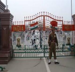 Pakistanis picketing at Wagah border | वाघा बॉर्डरवर पाकिस्तानी नागरिकांची दगडफेक