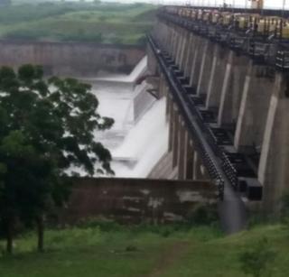 Ujani dam completed 105 percent, alert alert to villages of Bhima river | उजनी धरण 105 टक्के भरलं, भीमा नदी काठच्या गावांना सतर्कतेचा इशारा