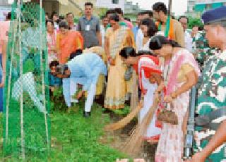 Women have also been cleaned for cleanliness | स्वच्छतेसाठी महिलाही सरसावल्या