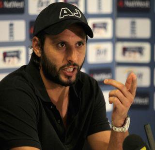 Shahid Afridi! That is, I am writing to protect Pakistan border | शाहीद आफ्रिदी बरळला ! म्हणे, पाक सीमेचं संरक्षण पठाण करतायत