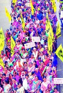 The crowd for a ramp from the remote part | दुर्गम भागातून मोर्चासाठी गर्दी