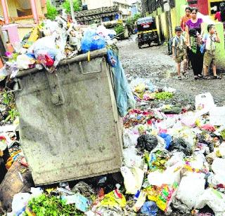 Fear of laying of garbage in the house | आरेतील कचरा जीवावर बेतण्याची भीती