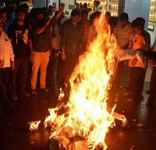 The statue of Sanjay Nirupam was burnt in Thane | ठाण्यात संजय निरुपम यांचा पुतळा जाळला