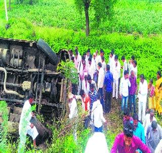 One killed, 40 injured in bus accident | बसच्या अपघातात १ ठार ४0 जखमी