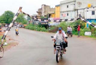 Overhead of train head break breaker | रेल्वेचे ओव्हर हेड ब्रेकर तुटले