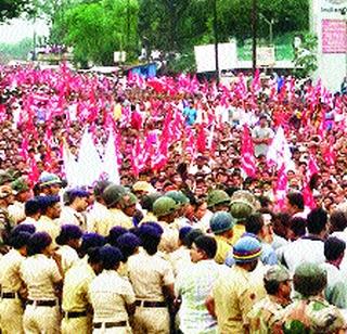 Thousands of angry tribals surrounded the house of Vishnu Sawar | हजारो संतप्त आदिवासींचा विष्णू सवरांच्या घराला घेराव