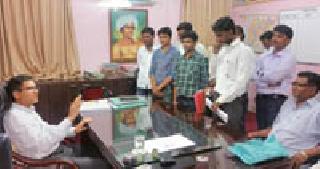 Ten hours for admission to tribal students | आदिवासी विद्यार्थ्यांचा वसतिगृह प्रवेशासाठी १० तास ठिय्या Ten hours for admission to tribal students | आदिवासी विद्यार्थ्यांचा वसतिगृह प्रवेशासाठी १० तास ठिय्या