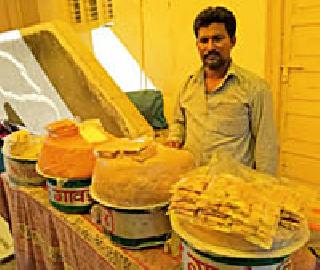 The highest demand in Osmanabad's Kandi Pass | उस्मानाबादच्या कंदी पेढ्याला सर्वाधिक मागणी The highest demand in Osmanabad's Kandi Pass | उस्मानाबादच्या कंदी पेढ्याला सर्वाधिक मागणी