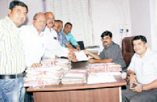 Repair the Nagpur-Tuljapur and Butibori-Wardha roads | नागपूर-तुळजापूर व बुटीबोरी-वर्धा रस्त्यांची दुरूस्ती करा Repair the Nagpur-Tuljapur and Butibori-Wardha roads | नागपूर-तुळजापूर व बुटीबोरी-वर्धा रस्त्यांची दुरूस्ती करा