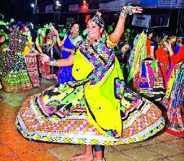 Dandiya lovers excite the excitement | दांडिया प्रेमींच्या उत्साहाला उधाण