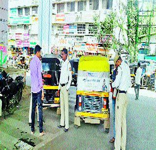 Action on rickshaw drivers | रिक्षाचालकांवर कारवाई