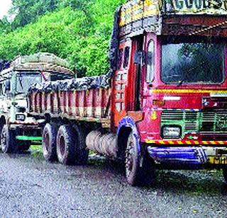 Caused vehicular traffic from Salav creek bridge | साळाव खाडी पुलावरून अवजड वाहनांना बंदी Caused vehicular traffic from Salav creek bridge | साळाव खाडी पुलावरून अवजड वाहनांना बंदी