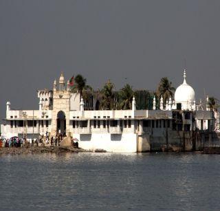 Prolonged 'Women's Entry' in Haji Ali Dargah | हाजी अली दर्ग्यातील 'महिला प्रवेश' लांबणीवर