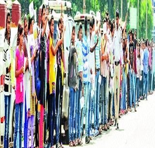 Student's traffic rules | विद्यार्थ्यांनी केले वाहतूक नियमांचे जनजागरण Student's traffic rules | विद्यार्थ्यांनी केले वाहतूक नियमांचे जनजागरण