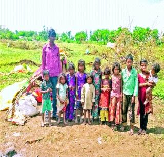 Nettle in front of the tribal population's future | आदिवासींच्या उमलत्या भविष्यापुढे निव्वळ अंधकार Nettle in front of the tribal population's future | आदिवासींच्या उमलत्या भविष्यापुढे निव्वळ अंधकार